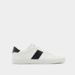 Sneakers with stripe